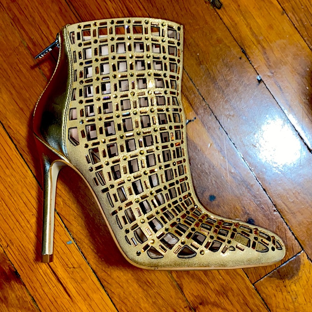Guess, size 6, Radir, gold.